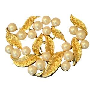 Vintage CROWN TRIFARI Faux Pearl Leaf Brooch Brushed Gold Tone Classic Pin